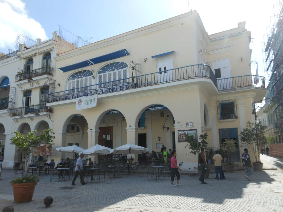 El Café El Escorial en la Plaza Vieja de la Habana, antigua casa de la familia Franchi Alfaro El Café El Escorial en la Plaza Vieja de la Habana, antigua casa de la familia Franchi Alfaro