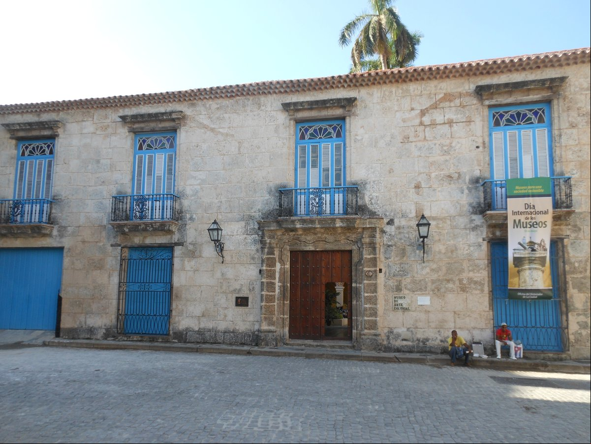 El Museo de Arte Colonial, antigua Casa de Don Luis Chacón o Conde de Casa Bayona El Museo de Arte Colonial, antigua Casa de Don Luis Chacón o Conde de Casa Bayona