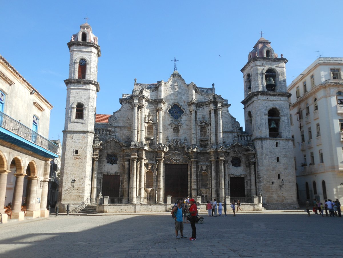 Frente de La Catedral de la Habana con su fachada de estilo barroco Frente de La Catedral de la Habana con su fachada de estilo barroco