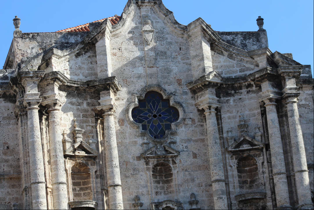 Frente de la Catedral de la Habana, en La Habana Vieja, Monumento Nacional y Patrimonio de la Humanidad Frente de la Catedral de la Habana, en La Habana Vieja, Monumento Nacional y Patrimonio de la Humanidad