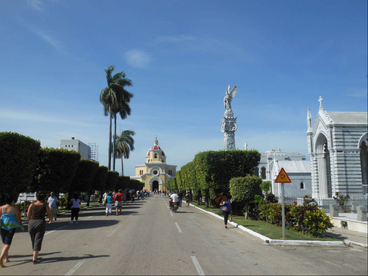Avenida de Colón en la entrada norte del Cementerio Colón Avenida de Colón en la entrada norte del Cementerio Colón