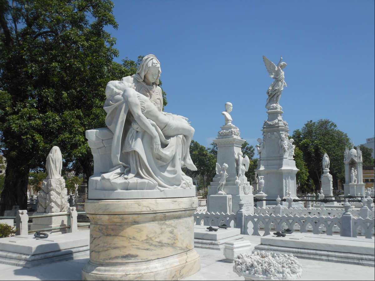 Réplica de la escultura La Piedad de Miguel Ángel en el Cementerio Colón Réplica de la escultura La Piedad de Miguel Ángel en el Cementerio Colón