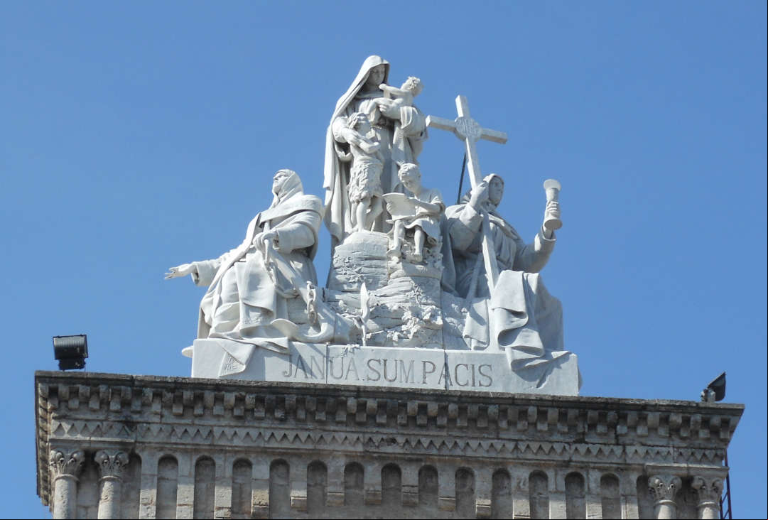 Cementerio Colón, la Habana, Cuba. Las Tres Virtudes. Monumento escultórico encima del arco de entrada Cementerio Colón, la Habana, Cuba. Las Tres Virtudes. Monumento escultórico encima del arco de entrada