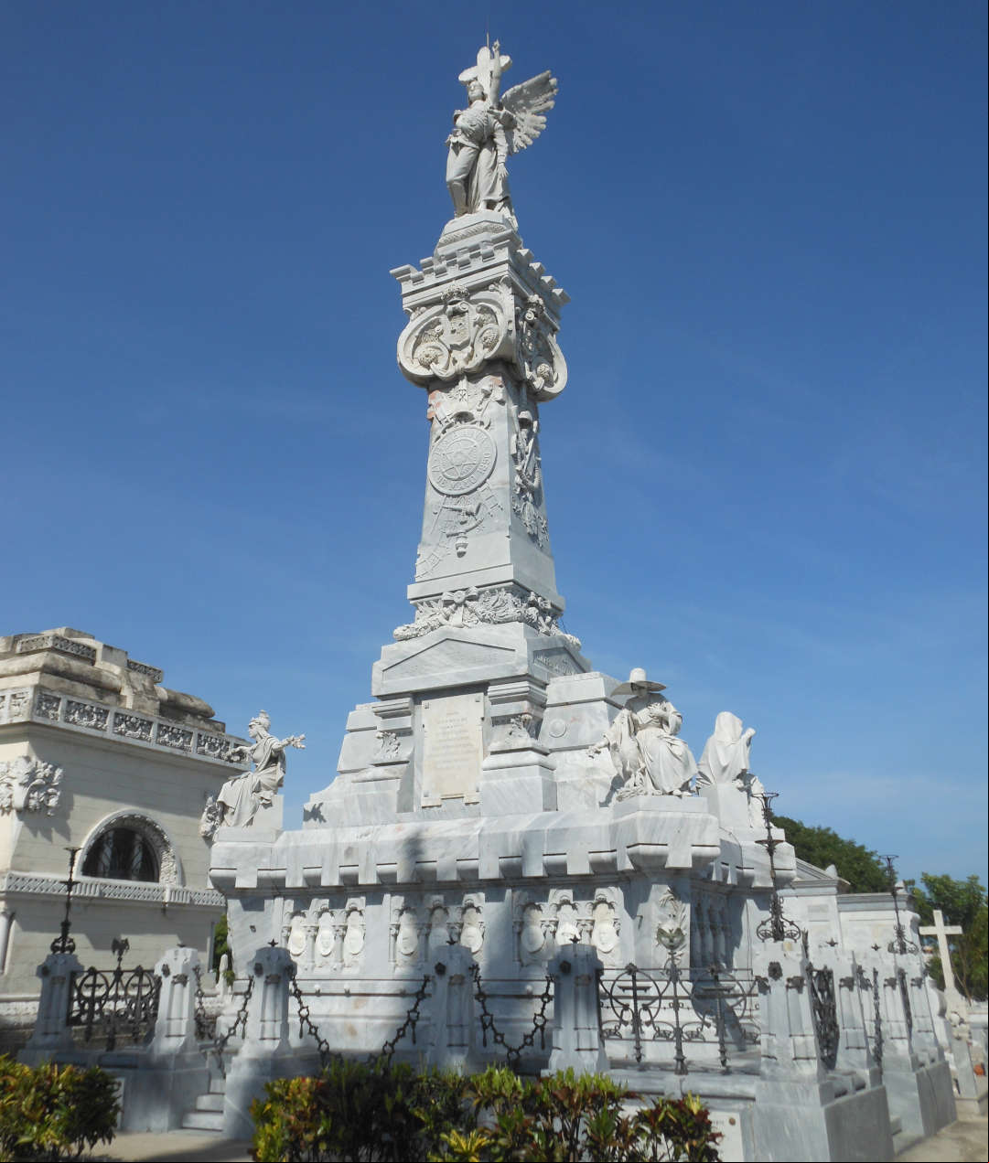 Cementerio Colón, la Habana, Cuba. El Panteón de los Bomberos Cementerio Colón, la Habana, Cuba. El Panteón de los Bomberos
