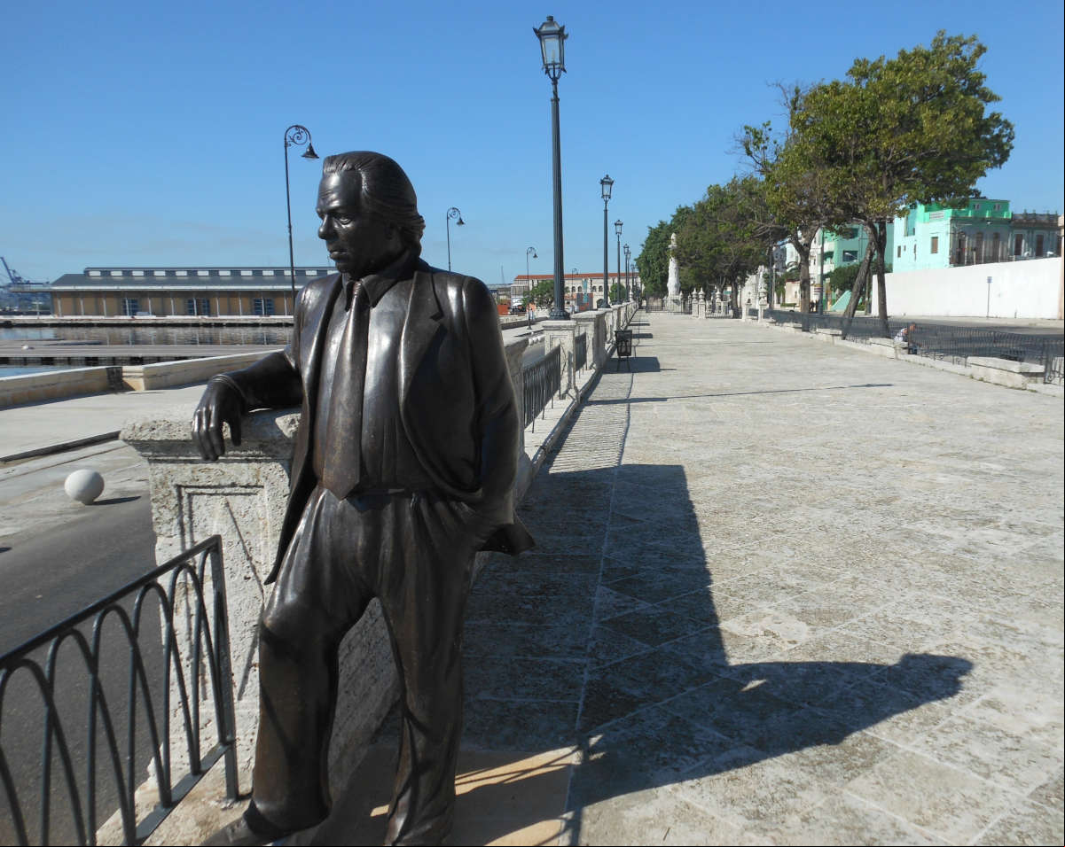 Estatua de Nicolás Guillén en la Alameda de Paula, la Habana, Cuba Estatua de Nicolás Guillén en la Alameda de Paula, la Habana, Cuba