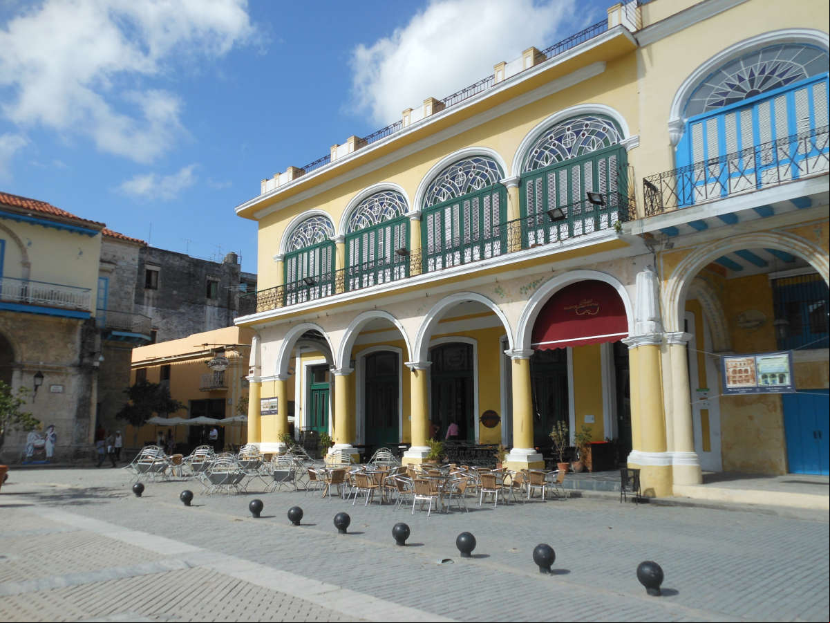 La Factoría de Maltas y Cervezas en la Plaza Vieja de la Habana La Factoría de Maltas y Cervezas en la Plaza Vieja de la Habana
