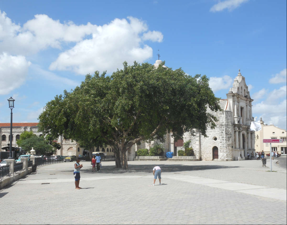 Iglesia de San Francisco de Paula al final del Paseo de La Alameda de Paula Iglesia de San Francisco de Paula al final del Paseo de La Alameda de Paula