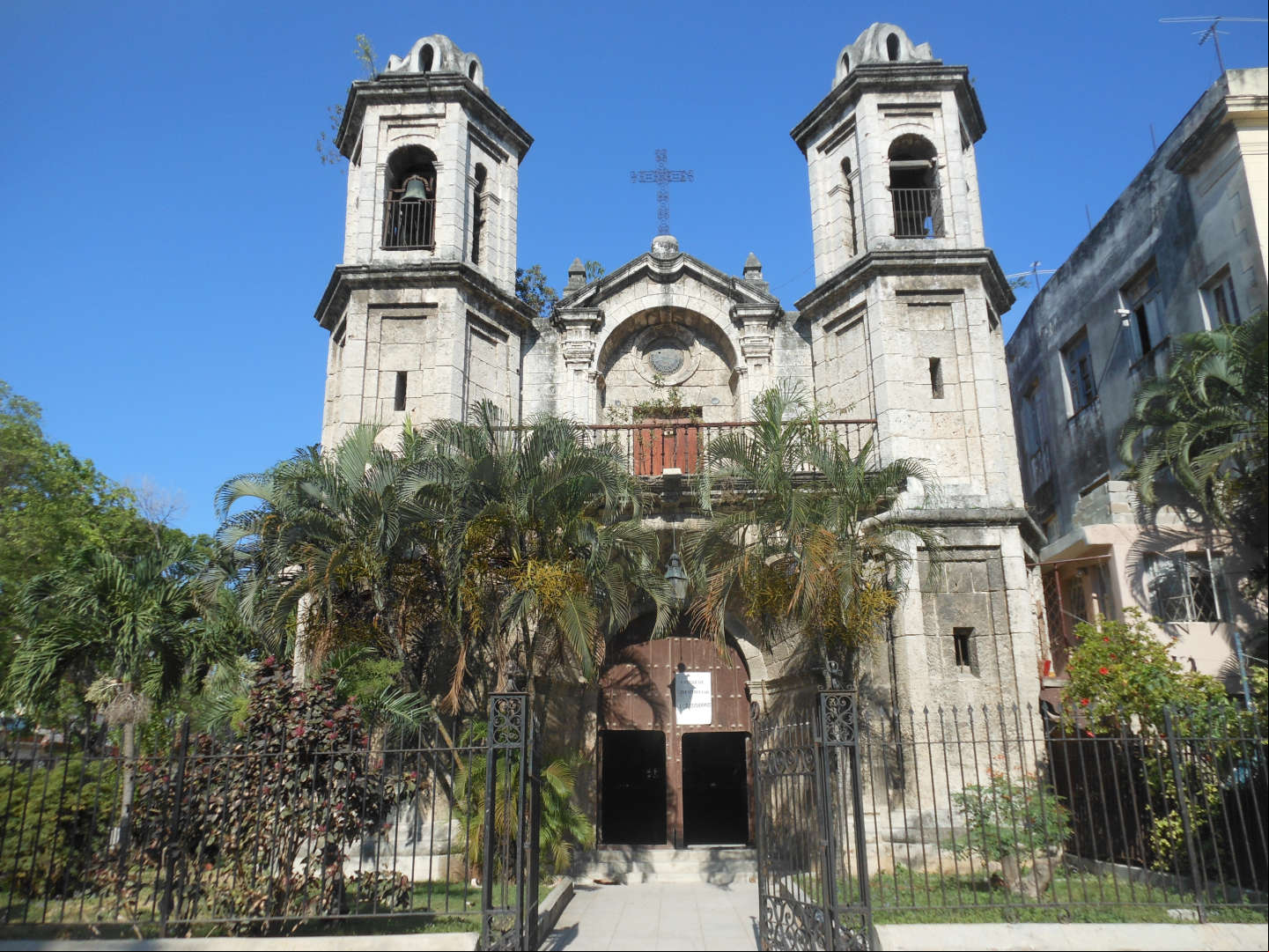 Fachada de la antigua Iglesia del Santo Cristo del Buen Viaje en la Habana Vieja Fachada de la antigua Iglesia del Santo Cristo del Buen Viaje en la Habana Vieja