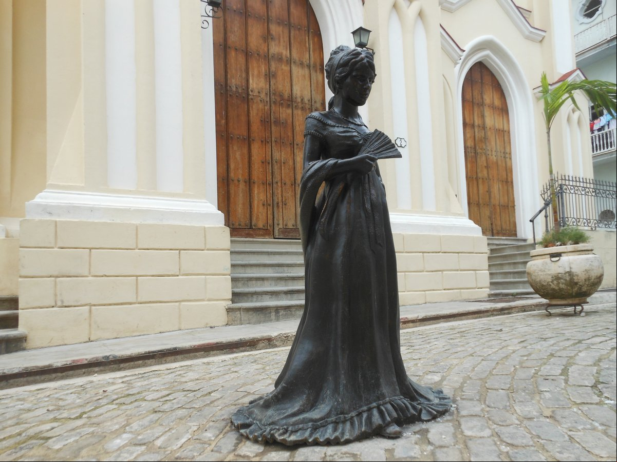 La estatua de Cecilia Valdés frente a la iglesia del Santo Ángel Custodio en la Habana Vieja La estatua de Cecilia Valdés frente a la iglesia del Santo Ángel Custodio
