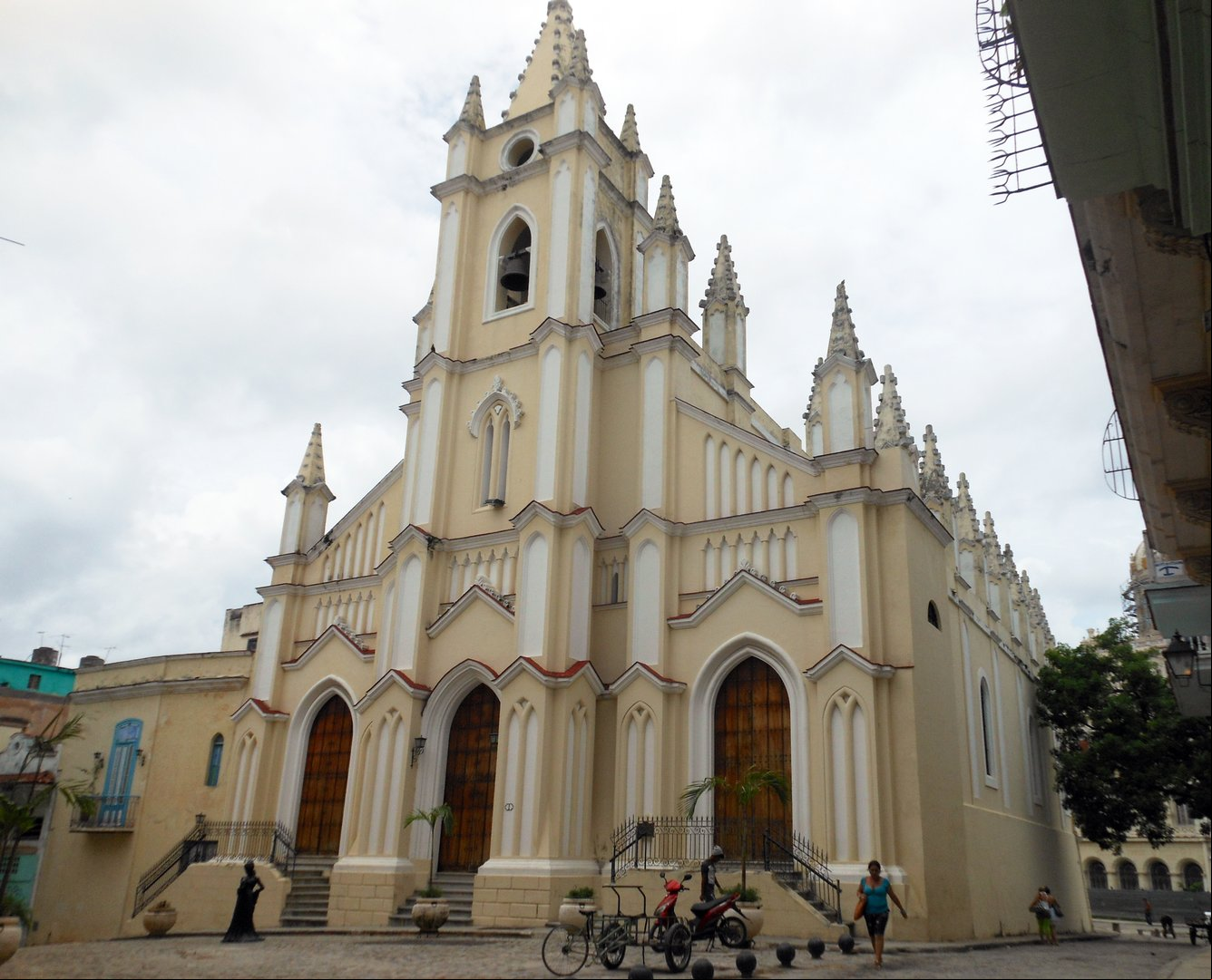 La Iglesia del Santo Ángel Custodio en la Habana, al frente la Loma del Ángel y en el fondo el antiguo Palacio Presidencial La Iglesia del Santo Ángel Custodio en la Habana