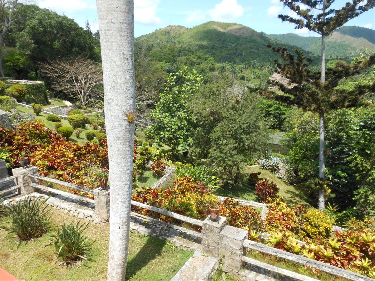 Jardines de Soroa, Artemisa, Cuba, al fondo la Sierra del Rosario Jardines de Soroa, Artemisa, Cuba, al fondo la Sierra del Rosario