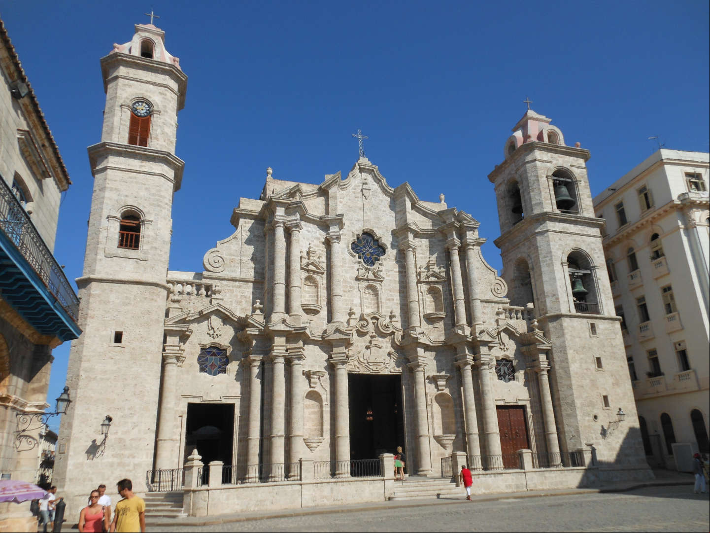 Frente de la Catedral de la Habana en la Habana Vieja, la principal iglesia de Cuba Frente de la Catedral de la Habana en la Habana Vieja, la principal iglesia de Cuba