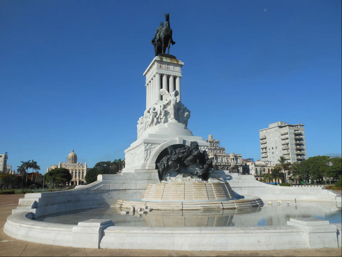Complejo monumentario en homenaje a Máximo Gómez, en la entrada al túnel de la bahía de la Habana Monumento al General Máximo Gómez en La Habana