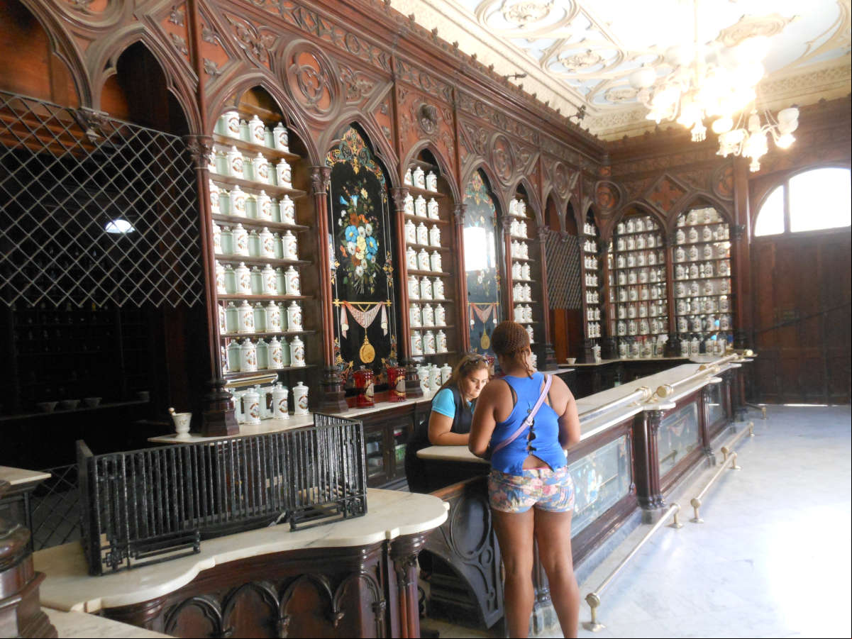 Antigua Farmacia La Reunión, en la Habana, hoy sede del Museo de la Farmacia Habanera Antigua Farmacia La Reunión, en la Habana, hoy sede del Museo de la Farmacia Habanera