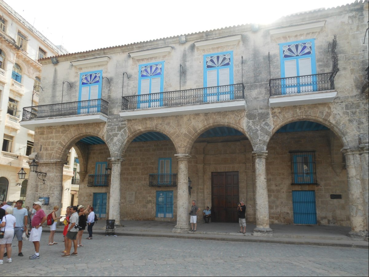 El Palacio o Casa del Conde de Casa Lombillo en la Plaza de la Catedral, actualmente oficina del Historiador de la Ciudad El Palacio o Casa del Conde de Casa Lombillo en la Plaza de la Catedral, actualmente oficina del Historiador de la Ciudad