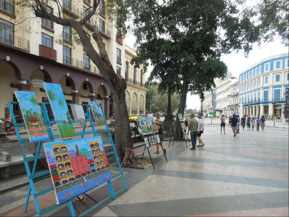 Paseo del Prado, exposición de pinturas durante la Bienal de la Habana Paseo del Prado, exposición de pinturas durante la Bienal de la Habana