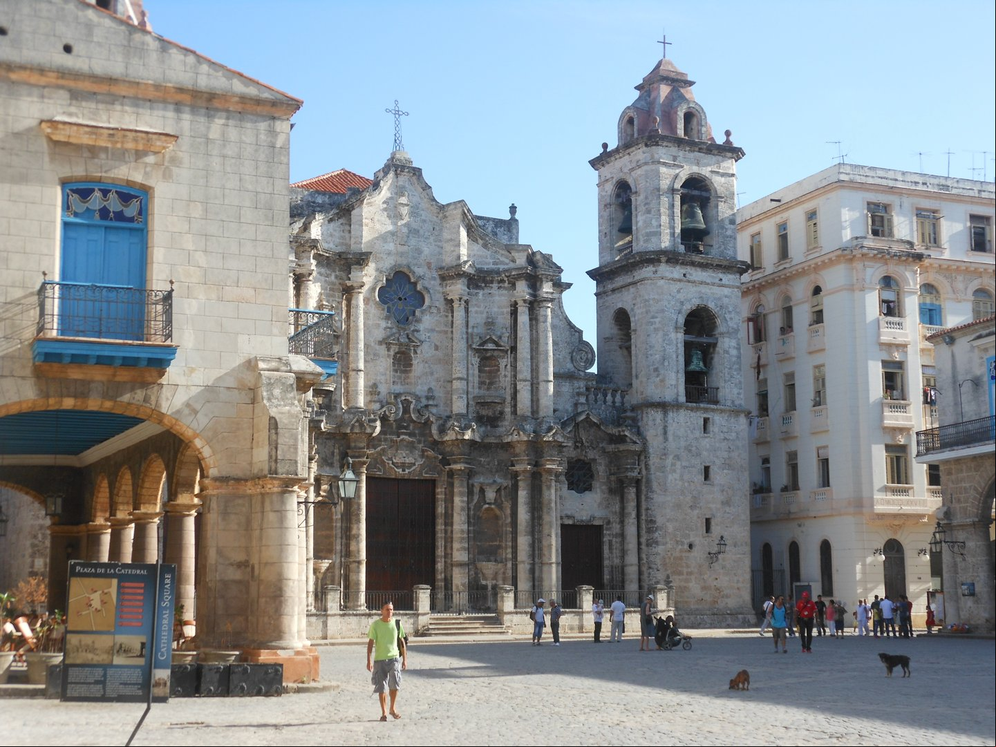 La Plaza de la Catedral de la Habana, la Habana Vieja, Cuba La Plaza de la Catedral de la Habana, la Habana Vieja, Cuba