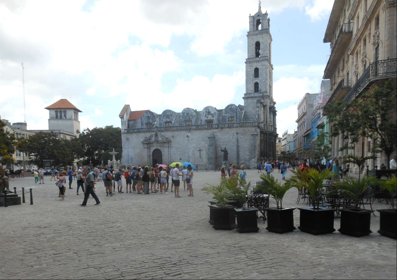 La Plaza y El Convento de San Francisco de Asís, la Habana Vieja La Plaza y El Convento de San Francisco de Asís, la Habana Vieja