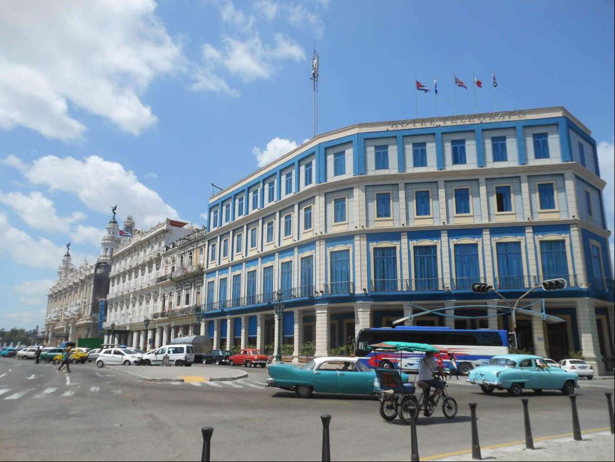 Esquina de las calles Prado y Neptuno en la Habana, Cuba Esquina de las calles Prado y Neptuno en la Habana, Cuba