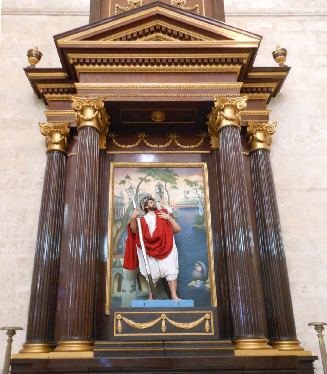 Altar con la imagen de San Cristóbal, santo patrono de la Habana, en la Catedral de la Habana Altar con la imagen de San Cristóbal, santo patrono de la Habana