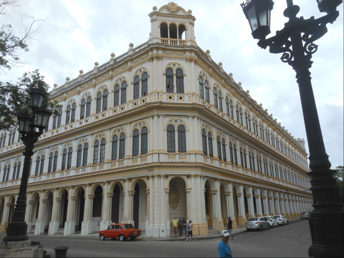 Edificio del antiguo Teatro Fausto en la Habana Edificio del antiguo Teatro Fausto en la Habana