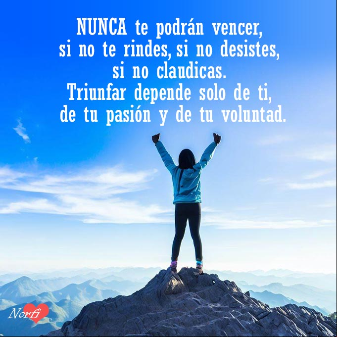 NUNCA te podrán vencer, si no te rindes, si no desistes, si no claudicas. Triunfar depende solo de ti, de tu pasión y de tu voluntad Persona sobre la cima de una montaña, triunfadora
