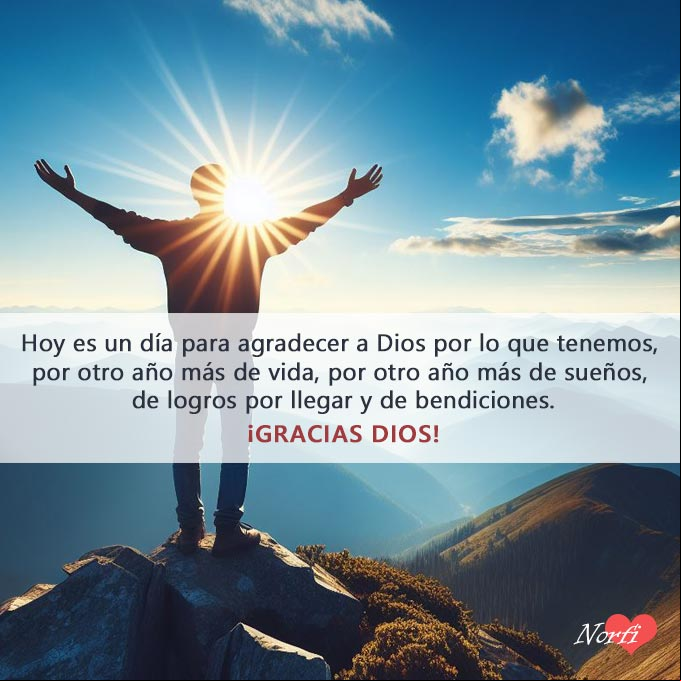 Hoy es un día para agradecer a Dios por lo que tenemos, por otro año más de vida, por otro año más de sueños, de logros por llegar y de bendiciones. ¡Gracias Dios! Persona con los brazos abiertos ante el sol naciente