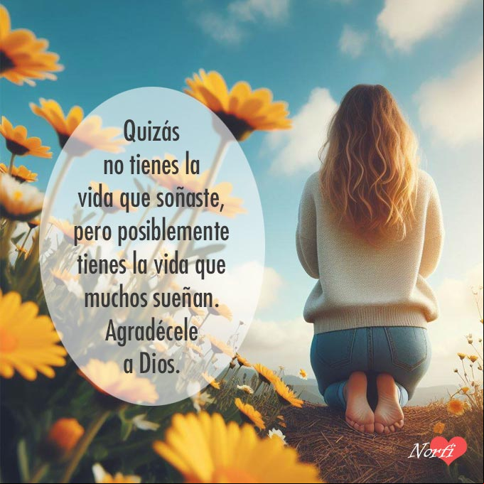 Quizás no tienes la vida que soñaste, pero posiblemente tienes la vida que muchos sueñan. Agradécele a Dios. #PensamientosCristianos Mujer de espaldas arrodillada en la cima de una colina orando a dios