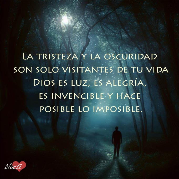 La tristeza y la oscuridad son solo visitantes de tu vida. Dios es luz, es alegría, es invencible y hace posible lo imposible Persona en un camino oscuro del bosque bajo la luna