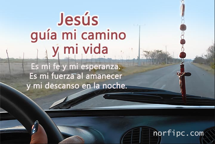 Jesús guía mi camino y mi vida. Es mi fe y mi esperanza. Es mi fuerza al amanecer y mi descanso en la noche Manejando en un auto por una carretera