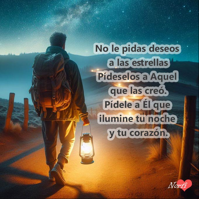 No le pidas deseos a las estrellas, pídeselos a Aquel que las creó. Pídele a Él que ilumine tu noche y tu corazón. Persona caminando con una mochila en la espalda por una carretera en una noche estrellada, alumbrándose el camino con un farol