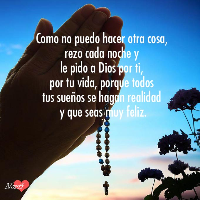 Como no puedo hacer otra cosa, rezo cada noche y le pido a Dios por ti, por tu vida, porque todos tus sueños se hagan realidad y que seas muy feliz. Manos rezando con un rosario