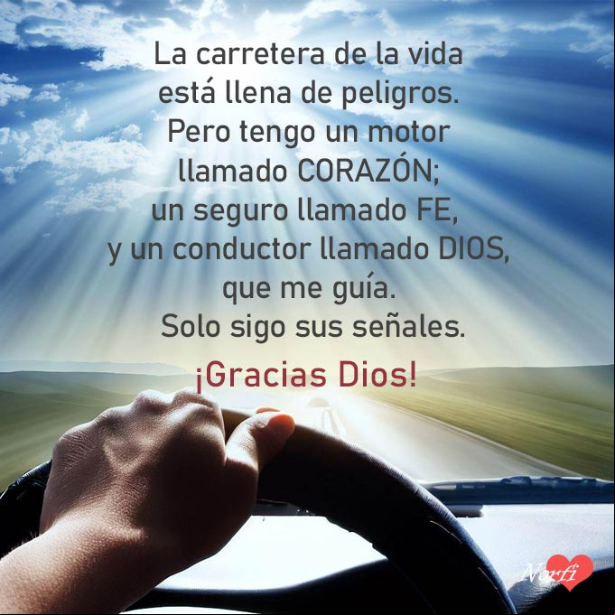 La carretera de la vida está llena de peligros. Pero tengo un motor llamado CORAZÓN; un seguro llamado FE, y un conductor llamado DIOS, que me guía. Solo sigo sus señales. ¡Gracias Dios! Mano en el timon conduciendo auto por una carretera al amanecer