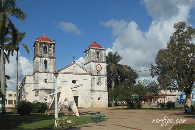 Parroquia de San Antonio Abad en el parque principal de San Antonio de los Baños Parroquia de San Antonio Abad en el parque principal de San Antonio de los Baños