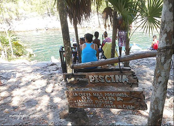 Piscina natural La Cueva de los Peces, una laguna con más de 70 metros de profundidad que se comunica con el mar, en la Ciénaga de Zapata Piscina natural La Cueva de los Peces, una laguna con más de 70 metros de profundidad en la Ciénaga de Zapata