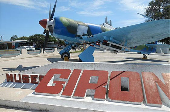 Museo en Playa Girón, un sitio histórico de la Ciénaga de Zapata, al fondo el hotel Museo en Playa Girón, al fondo el hotel