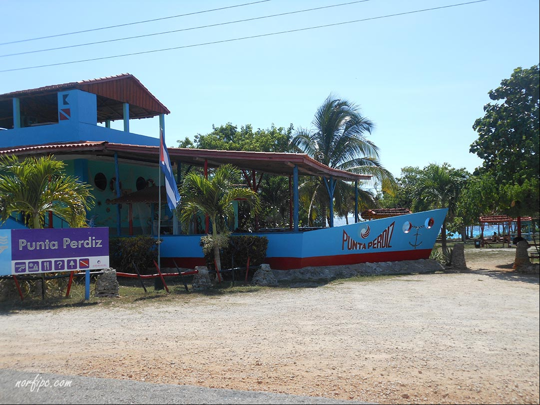 Punta Perdiz en la Ciénaga de Zapata. El bar y restaurant tiene forma de un barco, al fondo la playa Punta Perdiz en la Ciénaga de Zapata. El bar y restaurant tiene forma de un barco, al fondo la playa