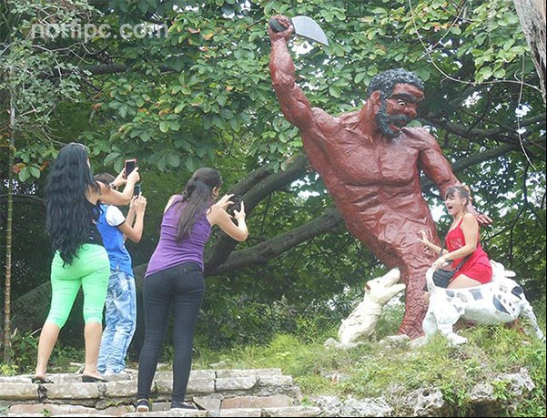 Posando junto al Monumento al Cimarrón en el Parque Escaleras de Jaruco Monumento al Cimarrón en el Parque Escaleras de Jaruco