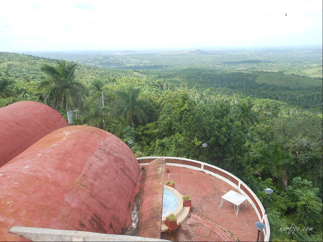 Paisaje de la llanura al norte de las Escaleras de Jaruco desde el mirador del restaurante El Árabe Paisaje de la llanura al norte de las Escaleras de Jaruco