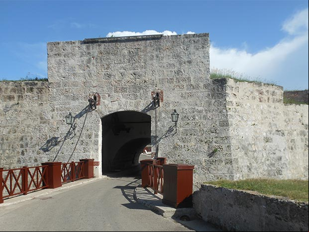 Puerta norte y principal de la Fortaleza de la Cabaña