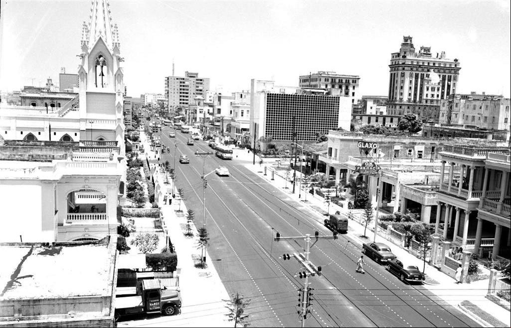 Foto de la Calle 23 en el Vedado, Habana en el año 1956 Foto de la Calle 23 en el Vedado, Habana en los años 50