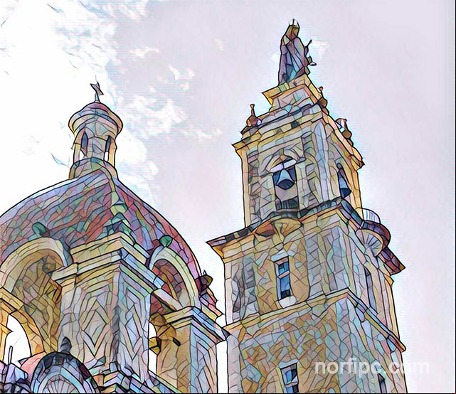 Escultura en lo alto de la Iglesia del Carmen en la Habana Escultura en lo alto de la Iglesia del Carmen en la Habana