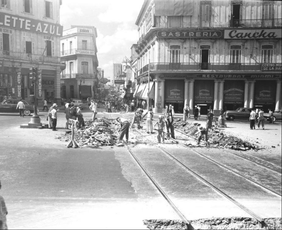 Esquina del Paseo del Prado y Neptuno, Habana, 1952 Esquina del Paseo del Prado y Neptuno, Habana, 1952