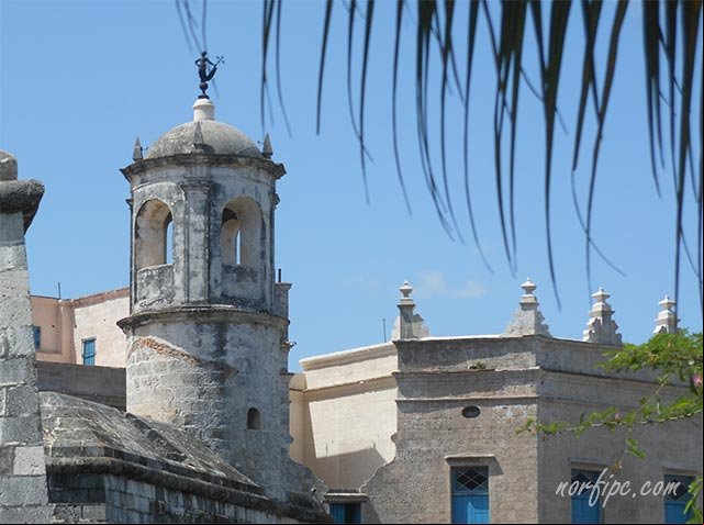 La estatua de La Giraldilla sobre la atalaya del Castillo de la Real Fuerza, en la Habana Estatua La Giraldilla