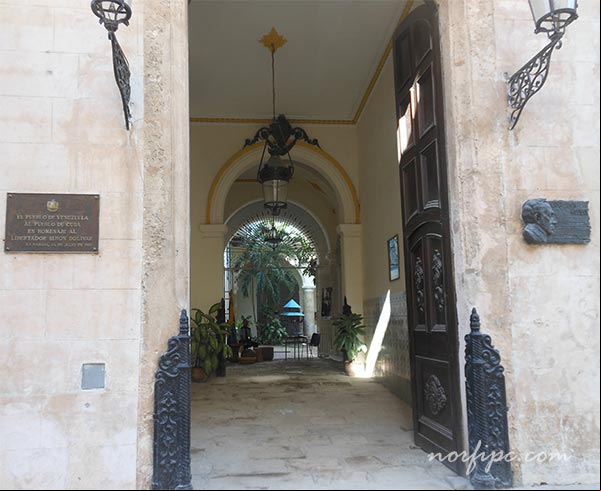 Entrada a la Casa Museo Simón Bolívar en la Habana Vieja Entrada a la Casa Museo Simón Bolívar en la Habana Vieja