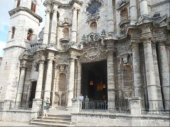 Fachada de la Catedral de la Habana, la principal iglesia católica de Cuba Fachada de la Catedral de la Habana, la principal iglesia católica de Cuba