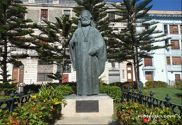 Estatua de Makarios en el Parque Aracelio Iglesias en la Habana Vieja Estatua de Makarios en el Parque Aracelio Iglesias en la Habana Vieja