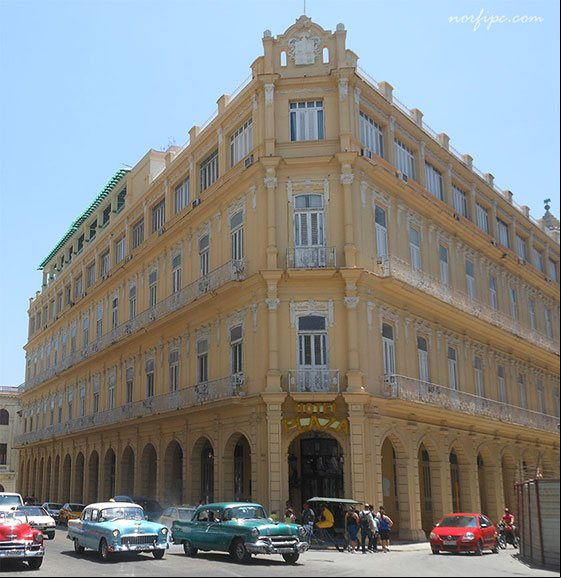Esquina del Hotel Plaza que da al Parque Central en la Habana Vieja Esquina del Hotel Plaza que da al Parque Central en la Habana Vieja