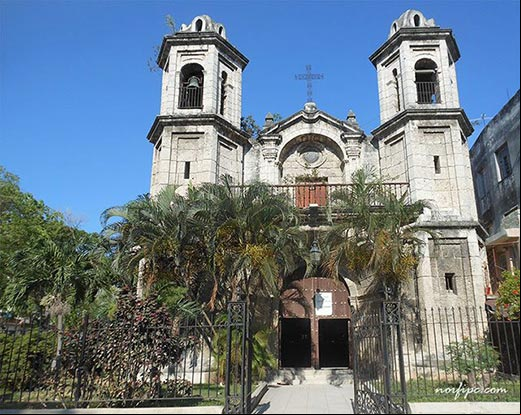 Fachada de la Iglesia del Santo Cristo del Buen Viaje, en la Plaza del Cristo en la Habana Vieja Fachada de la Iglesia del Santo Cristo del Buen Viaje, en la Plaza del Cristo en la Habana Vieja