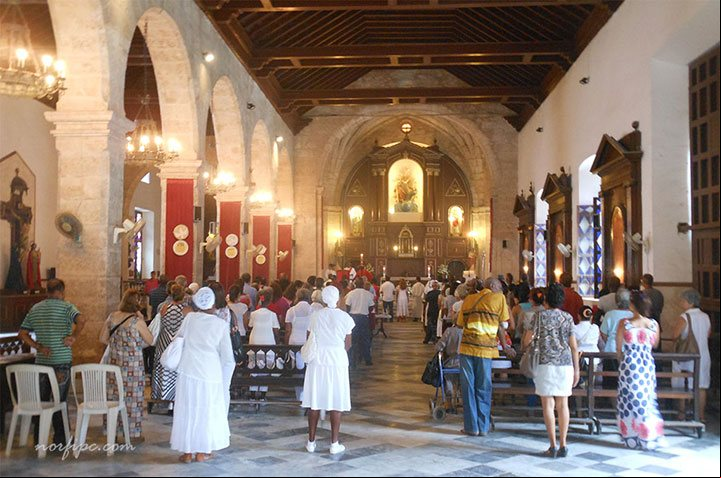 Interior de la Iglesia del Espíritu Santo durante la celebración de una misa Interior de la Iglesia del Espíritu Santo durante la celebración de una misa